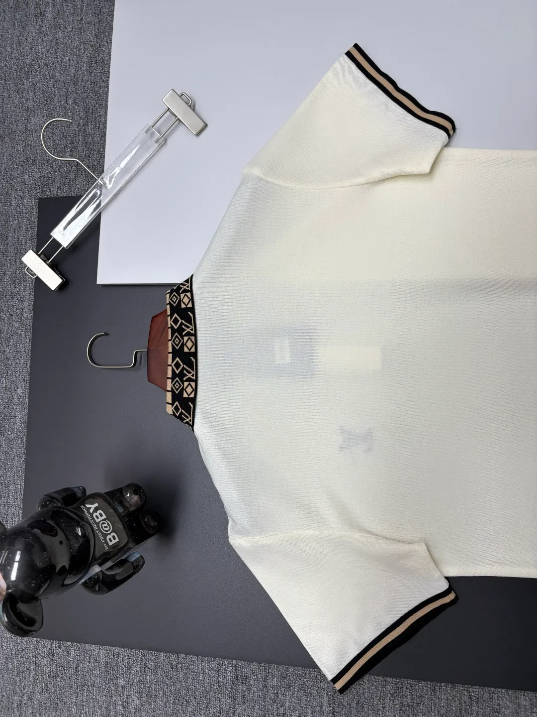 🅿️210 LV Louis Vuitton's new embroidered Polo shirt. Original fabric. Official same style. Made of 210 grams of pure cotton pique fabric, customized in the same vat dyeing fabric. It feels very comfortable and smooth. The version is quite wide and stylish. Produced by a first-line brand factory. Imported Behringer embroidery machine. The embroidery is full and textured. The collar rib is woven with imported yarn. It will not deform after long-term wear. The latest style for spring and summer. Fashionable and individual. A super versatile and good-looking piece that is very suitable for both men and women. A must-have item for everyone. Color: black, white, apricot, sapphire blue. Size: M-XXXL